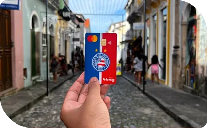 Cartão de crédito sem taxas da conta digital do Bahia Bmg sendo inserido em uma máquina de pagamento