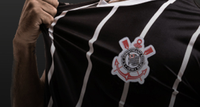 torcedor do Corinthians segurando no peito a camisa do Timão