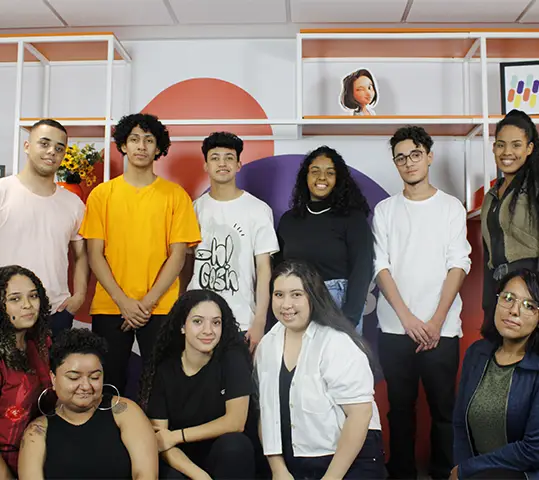 Imagem apresenta vários jovens, contendo 4 meninos e 6 meninas, todos sorrindo para imagem.