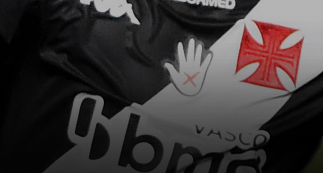 Camisa oficial do Vasco com a marca do Banco Bmg
