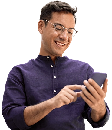 Homem olhando para tela do celular e sorrindo com as vantagens de investir no Bmg
