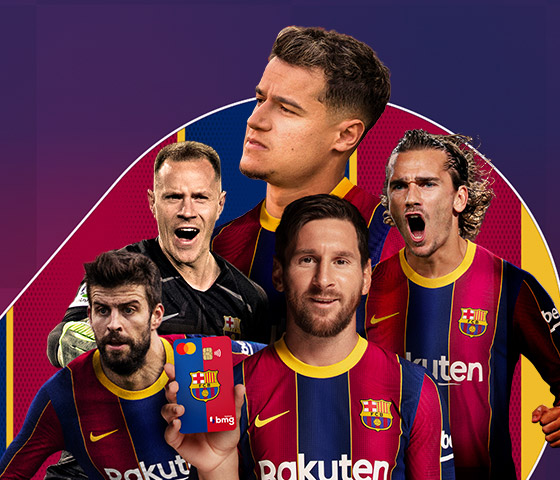 Messi segurando o cartão de crédito do Barcelona Bmg com outros jogadores do time ao fundo