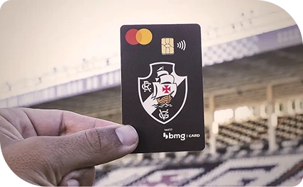 Cartão de crédito sem taxas da conta digital do Vasco Bmg sendo inserido em uma máquina de pagamento