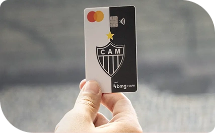 Cartão de crédito sem taxas da conta digital do Galo Bmg sendo inserido em uma máquina de pagamento