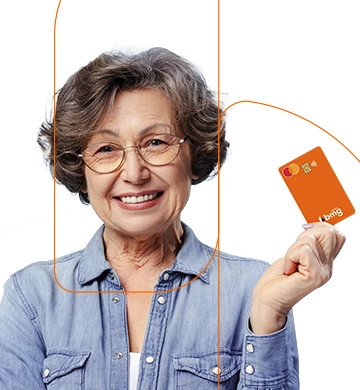 Mulher sorrindo com o cartão Bmg na mão