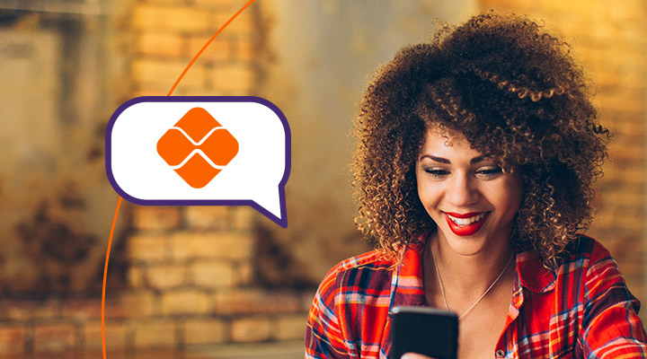 Mulher fazendo um Pix pelo aplicativo da conta digital Bmg no celular
