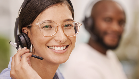 Atendentes de telemarketing sorrindo