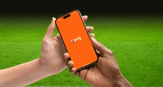 torcedor do Corinthians segurando no peito a camisa do Timão