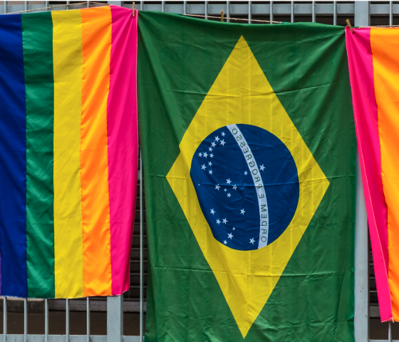 Bandeiras do Brasil e movimento LGBTQIA+