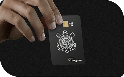 Cartão de crédito sem taxas da conta digital do Corinthians Bmg sendo inserido em uma máquina de pagamento
