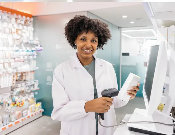 Ilustração com uma mulher de camisa de cor laranja, acessando open Finance pelo celular